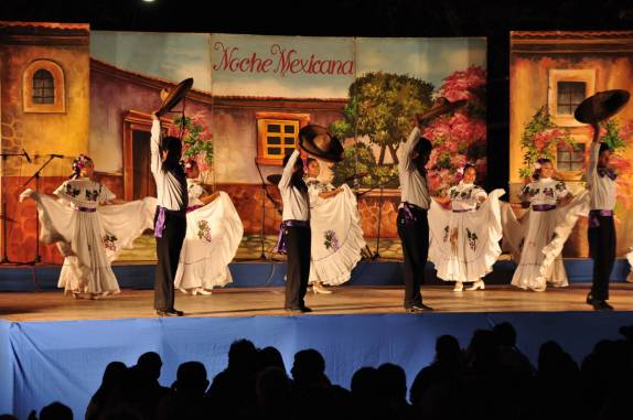 Apresentação de danças e trajes típicos durante festa em praça de Mérida, a capital do Yucatán, no México
